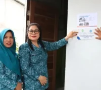 Penyerahan bantuan Program RTLH oleh Pemprov Kalbar kepada warga penerima manfaat di Kalimantan Barat. (instagram.com/adpim.provkalbar)