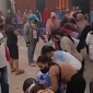 Mitra Jurnalis Kubu Raya menyalurkan air minum dan masker kepada warga terdampak karhutla di Sungai Ambawang. (Prokopim KKR)