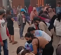 Mitra Jurnalis Kubu Raya menyalurkan air minum dan masker kepada warga terdampak karhutla di Sungai Ambawang. (Prokopim KKR)