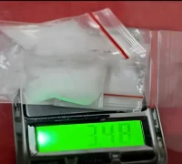 Petugas Polsek Kendawangan menunjukkan barang bukti sabu saat menangkap pria di Ketapang yang diduga menjadi pengedar narkoba.