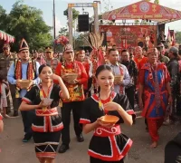 Bupati Bengkayang Sebastianus Darwis membuka Festival Barape Sawa 2026 dengan prosesi pemukulan gong di Ramin Bantang Bengkayang.