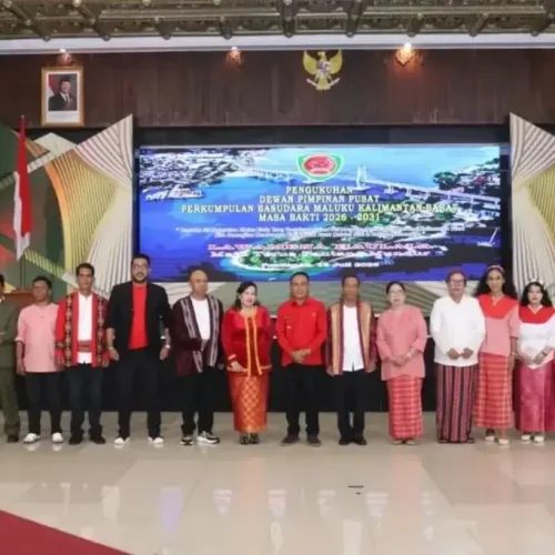Wakil Gubernur Kalimantan Barat Krisantus Kurniawan mengukuhkan DPP Perkumpulan Basudara Maluku Kalbar periode 2026–2031 di Pendopo Gubernur Kalbar.
