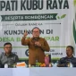 Bupati Kubu Raya Sujiwo berdialog dengan warga Batu Ampar terkait program transisi ekonomi pasca penghentian produksi arang bakau.