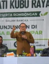 Bupati Kubu Raya Sujiwo berdialog dengan warga Batu Ampar terkait program transisi ekonomi pasca penghentian produksi arang bakau.