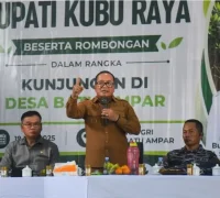 Bupati Kubu Raya Sujiwo berdialog dengan warga Batu Ampar terkait program transisi ekonomi pasca penghentian produksi arang bakau.