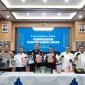 Petugas Bea Cukai mengamankan barang bukti emas dalam pengungkapan dugaan penyelundupan di lima bandara internasional Indonesia. (Dok. Bea Cukai)