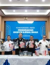 Petugas Bea Cukai mengamankan barang bukti emas dalam pengungkapan dugaan penyelundupan di lima bandara internasional Indonesia. (Dok. Bea Cukai)