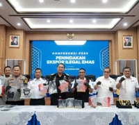 Petugas Bea Cukai mengamankan barang bukti emas dalam pengungkapan dugaan penyelundupan di lima bandara internasional Indonesia. (Dok. Bea Cukai)