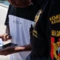 Petugas gabungan mengamankan tujuh koli pakaian bekas dan 21 botol minuman mengandung etil alkohol yang ditemukan di jalur tidak resmi perbatasan Entikong, Kabupaten Sanggau. (Foto: Bea Cukai)