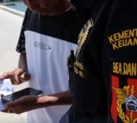 Petugas gabungan mengamankan tujuh koli pakaian bekas dan 21 botol minuman mengandung etil alkohol yang ditemukan di jalur tidak resmi perbatasan Entikong, Kabupaten Sanggau. (Foto: Bea Cukai)