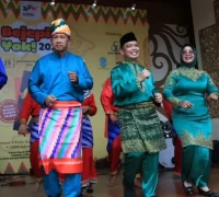 Gubernur Ria Norsan menari bersama Ny. Erlina dan Menteri UMKM Maman Abdurrahman di Bejepin Yok 2025. (instagram.com/adpim.provkalbar)