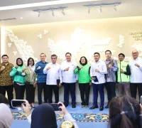 Menaker Yassierli mengumumkan kewajiban pembayaran Bonus Hari Raya 2026 bagi driver dan kurir online di Jakarta.