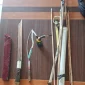 Barang bukti berupa golok, alat bong, dan anak panah yang diamankan polisi dari pria di Puskesmas Alianyang Pontianak.