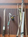 Barang bukti berupa golok, alat bong, dan anak panah yang diamankan polisi dari pria di Puskesmas Alianyang Pontianak.