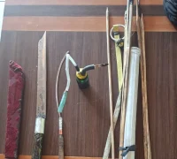 Barang bukti berupa golok, alat bong, dan anak panah yang diamankan polisi dari pria di Puskesmas Alianyang Pontianak.