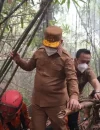 Gubernur Ria Norsan ikut memadamkan karhutla di kawasan Bukit Peramas, Kayong Utara.