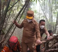 Gubernur Ria Norsan ikut memadamkan karhutla di kawasan Bukit Peramas, Kayong Utara.