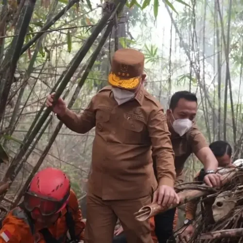 Gubernur Ria Norsan ikut memadamkan karhutla di kawasan Bukit Peramas, Kayong Utara.