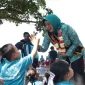 Ketua TP PKK Kalbar Erlina Norsan saat memantau Program Gemarikan dan pembinaan Bunda PAUD di Pantai Pulau Datok, Kabupaten Kayong Utara.