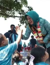 Ketua TP PKK Kalbar Erlina Norsan saat memantau Program Gemarikan dan pembinaan Bunda PAUD di Pantai Pulau Datok, Kabupaten Kayong Utara.
