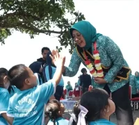 Ketua TP PKK Kalbar Erlina Norsan saat memantau Program Gemarikan dan pembinaan Bunda PAUD di Pantai Pulau Datok, Kabupaten Kayong Utara.