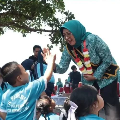 Ketua TP PKK Kalbar Erlina Norsan saat memantau Program Gemarikan dan pembinaan Bunda PAUD di Pantai Pulau Datok, Kabupaten Kayong Utara.