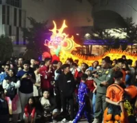 Ribuan warga memadati Bundaran Gaforaya di bawah Tugu Benteng Mangrove saat perayaan Imlek 2577 Kongzili di Kubu Raya.