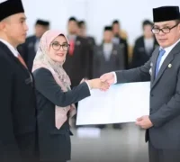 Bupati Romi Wijaya melantik 131 pejabat administrator dan pengawas di Aula Istana Rakyat Sukadana. (MC KKU)