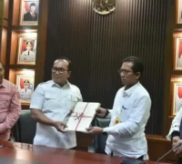Bupati Kubu Raya Sujiwo menerima sertifikat aset Fasum dan Fasos sebagai upaya pengamanan aset daerah. (Foto : Prokopim Kubu Raya)