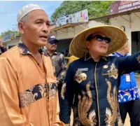 Bupati Kubu Raya Sujiwo meninjau penataan Jalan Alianyang di simpang Desa Durian Sungai Ambawang, Kamis (12/2/2026).