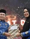 Bupati Kubu Raya Sujiwo menyerahkan DPA OPD sebagai tanda dimulainya program kerja 2026. (Foto : Prokopim Kubu Raya)