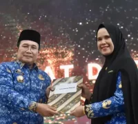 Bupati Kubu Raya Sujiwo menyerahkan DPA OPD sebagai tanda dimulainya program kerja 2026. (Foto : Prokopim Kubu Raya)