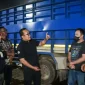Bupati Kubu Raya Sujiwo melakukan sidak terhadap truk pengangkut kelapa sawit bermuatan berlebih di jalan poros Desa Mega Timur, Kecamatan Kuala Mandor B, untuk mencegah kerusakan infrastruktur jalan. (Foto: Prokopim KKR)