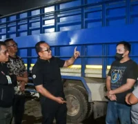 Bupati Kubu Raya Sujiwo melakukan sidak terhadap truk pengangkut kelapa sawit bermuatan berlebih di jalan poros Desa Mega Timur, Kecamatan Kuala Mandor B, untuk mencegah kerusakan infrastruktur jalan. (Foto: Prokopim KKR)