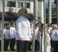 Bupati Erlina memimpin apel gabungan ASN Pemkab Mempawah usai libur Idulfitri 2026.