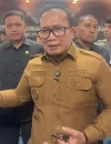 Bupati Kubu Raya Sujiwo saat memimpin audiensi bersama DPRD Kubu Raya dan perwakilan massa aksi terkait pembatalan kenaikan tarif angkutan sungai rute Rasau Jaya–Batu Ampar, Senin (26/10/2026).