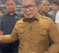 Bupati Kubu Raya Sujiwo saat memimpin audiensi bersama DPRD Kubu Raya dan perwakilan massa aksi terkait pembatalan kenaikan tarif angkutan sungai rute Rasau Jaya–Batu Ampar, Senin (26/10/2026).