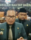 Bupati Kubu Raya Sujiwo saat menyampaikan keterangan terkait pembangunan jalan poros untuk menekan angka pengangguran di Kubu Raya.
