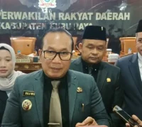 Bupati Kubu Raya Sujiwo saat menyampaikan keterangan terkait pembangunan jalan poros untuk menekan angka pengangguran di Kubu Raya.