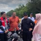 Bupati Sujiwo meninjau Dermaga Rasau Jaya dan menyoroti sampah di sungai.