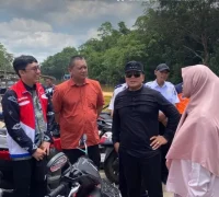 Bupati Sujiwo meninjau Dermaga Rasau Jaya dan menyoroti sampah di sungai.
