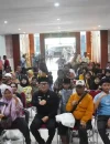 Bupati Sujiwo menyerahkan bantuan sembako kepada penyandang disabilitas di Kubu Raya saat Ramadan.