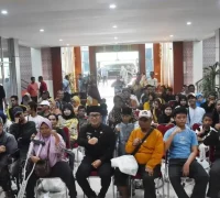 Bupati Sujiwo menyerahkan bantuan sembako kepada penyandang disabilitas di Kubu Raya saat Ramadan.