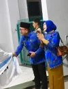 Bupati Sujiwo melepas keberangkatan jemaah haji asal Kubu Raya di Asrama Haji Embarkasi Batam.