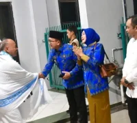 Bupati Sujiwo melepas keberangkatan jemaah haji asal Kubu Raya di Asrama Haji Embarkasi Batam.