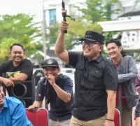 Komandan Kodim 1207/Pontianak Robbi Firdaus bersama Bupati Kubu Raya Sujiwo saat memancing di parit depan Kantor Bupati Kubu Raya, Sabtu (21/2/2026).