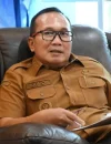 Bupati Kubu Raya Sujiwo memimpin rapat penghentian arang bakau di Batu Ampar dan menyiapkan program bantuan untuk masyarakat.