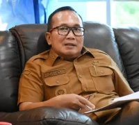 Bupati Kubu Raya Sujiwo memimpin rapat penghentian arang bakau di Batu Ampar dan menyiapkan program bantuan untuk masyarakat.