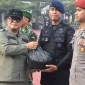 Bupati Sujiwo menyerahkan paket sembako kepada relawan damkar usai Apel Siaga Karhutla di Kantor Bupati Kubu Raya.