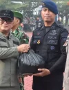 Bupati Sujiwo menyerahkan paket sembako kepada relawan damkar usai Apel Siaga Karhutla di Kantor Bupati Kubu Raya.